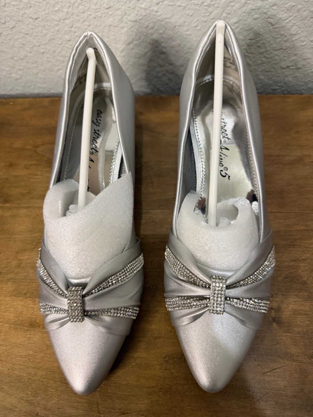 Easy Street Alive 5  Silver Satin Low Heel Pumps with Crystal Accent size 6 - Picture 2 of 8